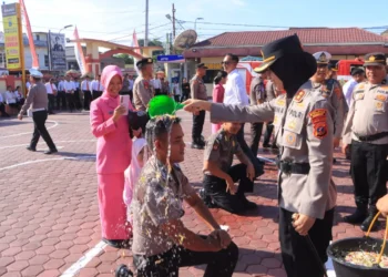 Kapolres Samosir AKBP Rina Frillya,Lakukan Penyiraman Bunga Kepada kepada Dua Perwira Yang Telah Memasuki Masa Purna Tugas, Yakni Kompol Tito Juardi Ps. Kabag Ops Polres Samosir Dan AKP Parlindungan Sinaga Kapolsek Palipi.(Doc/Foto:Humas Polres Samosir)