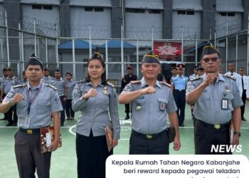 Kepala Rutan Kabanjahe Bahtiar Sembiring, Didampingi Pegawai Teladan Berperstasi.(Doc/Foto: Rutan Kabanjahe)