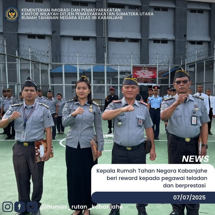 Kepala Rutan Kabanjahe Bahtiar Sembiring, Didampingi Pegawai Teladan Berperstasi.(Doc/Foto: Rutan Kabanjahe)