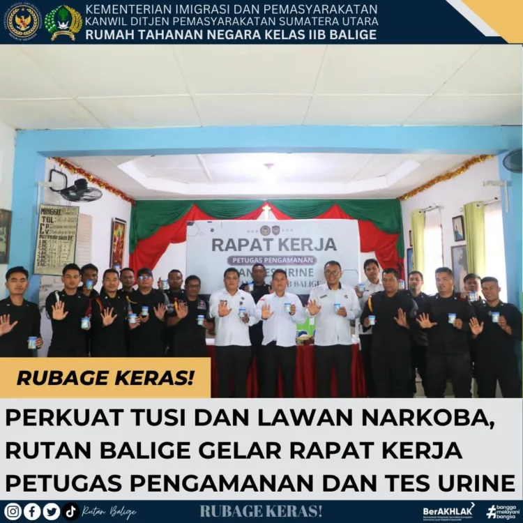 Noel Tobing, Kepala Pengamanan Rutan Balige Beserta Pegawai Staf Memperlihatkan Hasil Tes Urine.(Doc/Foto: Rutan Balige)