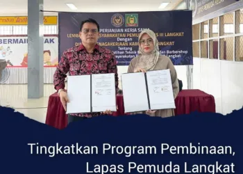 Kepala Lapas Pemuda Langkat, Kenal Purba, dan Kepala UPTD Balai Pelatihan Kerja, Dian Ivana Sari, Memperlihatkan Perjanjian Kerja Sama (PKS) pada Jumat, 11 Juli 2025.