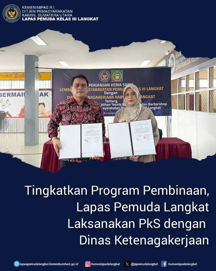 Kepala Lapas Pemuda Langkat, Kenal Purba, dan Kepala UPTD Balai Pelatihan Kerja, Dian Ivana Sari, Memperlihatkan Perjanjian Kerja Sama (PKS) pada Jumat, 11 Juli 2025.