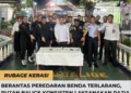 Kepala Kesatuan Pengamanan Rutan Noel Tobing Didampingi Pejabat Struktural Memperlihatkan Hasil Razia Yang Dilaksanakan Didalam Kamar Warga Binaan.(Doc/Foto: Rutan Kelas IIB Balige)