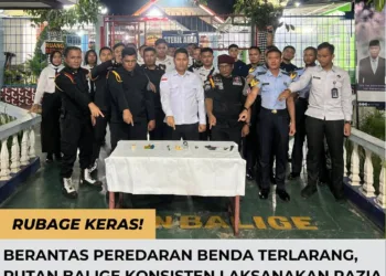 Kepala Kesatuan Pengamanan Rutan Noel Tobing Didampingi Pejabat Struktural Memperlihatkan Hasil Razia Yang Dilaksanakan Didalam Kamar Warga Binaan.(Doc/Foto: Rutan Kelas IIB Balige)