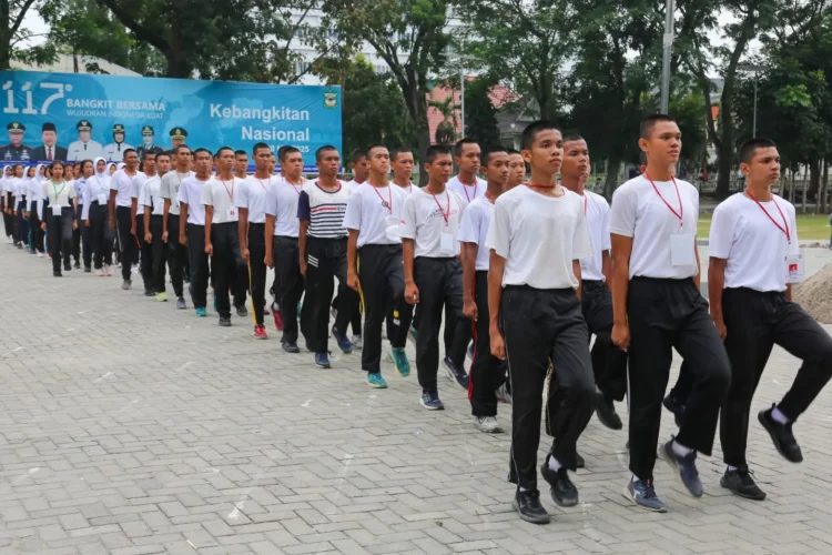 116 Siswa-Siswi SMA/Sederajat di Kota Pematangsiantar Lagi Baris Berbaris Dilapangan Tanah Lapang Haji Adam Malik.(Doc/Foto :Link Resmi Pemko Siantar)