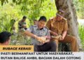 Kepala Kesatuan Pengamanan Rutan, Noel Tobing Bersama Kepala Desan Longat Horas Madingin Siahan Dan Pegawao Desa Lagi Mekan Siang Bersama.(Doc/Foto : Rutan Kelas IIB Balige)