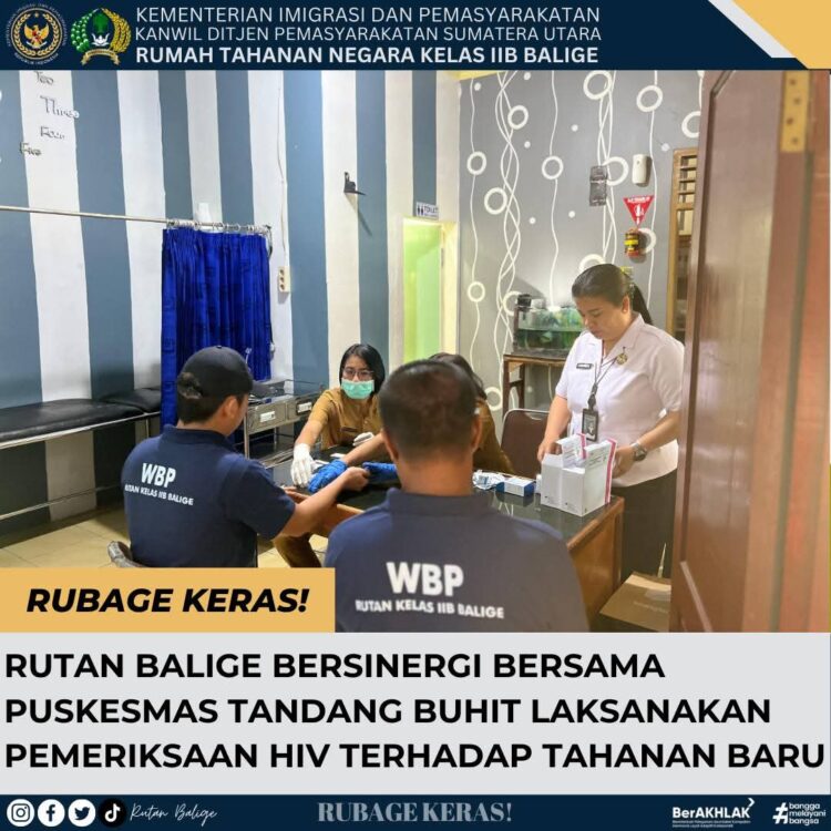 Pegawai Rutan Balige dan Dua Pegawai Puskesmas Tandang Buhit Melakukan Pemeriksaan HIV Kepada Dua Warga Binaan.(Doc/Foto:Rutan Balige)