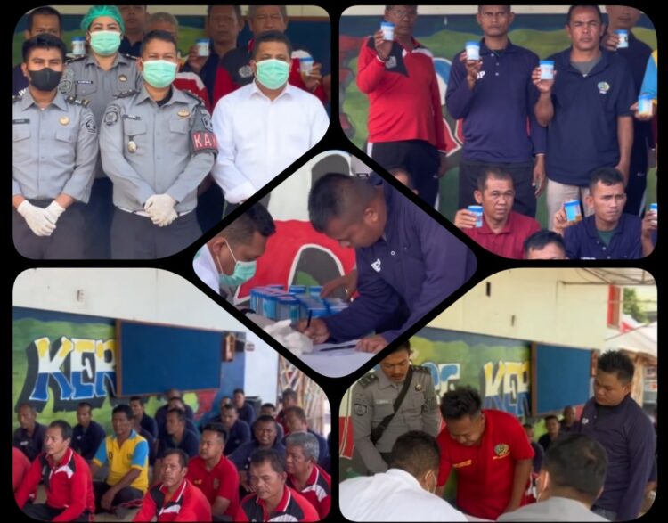 Kepala Pengamanan Rutan Kelas IIB Noel Tobing Bersama Kasubsi Pelayanan Tahanan,Team Medis Serta Staf Pengamanan Dan Regu Jaga, Adakan Tes Urine Kepada Wbp.(Doc/Rutan:Rutan Balige)