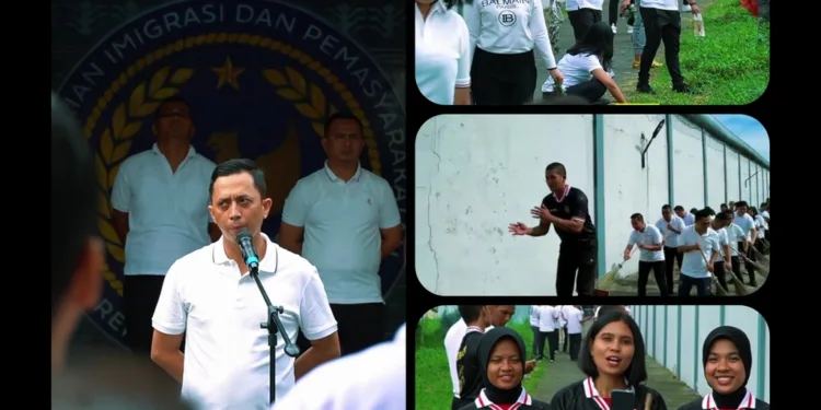 Karutan I Medan Andi Surya Beserta Pegawai Staf Mengadakan Gotong Royong Pada Sabtu (12/7).(Doc/Rutan: Rutan I Medan)