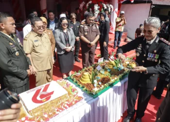 AKBP Sah Udur Togi Marito Sitinjak, S.H., S.I.K., M.H.,Didampingi Walikota Pematang Siantar Dan Danrem 022/Pantai Timur, Ketua DPRD Kota Pematangsiantar, Dan Sejumlah Pimpinan OPD lainnya Laksanakan Penyerahan Nasi Tumpeng Serta Pemotongan Kue Ulang Tahun Hut Bhayangkara Ke-79.(Doc/Foto:Humas Pemko Siantar)