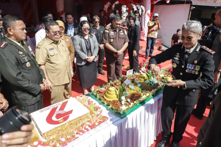 AKBP Sah Udur Togi Marito Sitinjak, S.H., S.I.K., M.H.,Didampingi Walikota Pematang Siantar Dan Danrem 022/Pantai Timur, Ketua DPRD Kota Pematangsiantar, Dan Sejumlah Pimpinan OPD lainnya Laksanakan Penyerahan Nasi Tumpeng Serta Pemotongan Kue Ulang Tahun Hut Bhayangkara Ke-79.(Doc/Foto:Humas Pemko Siantar)