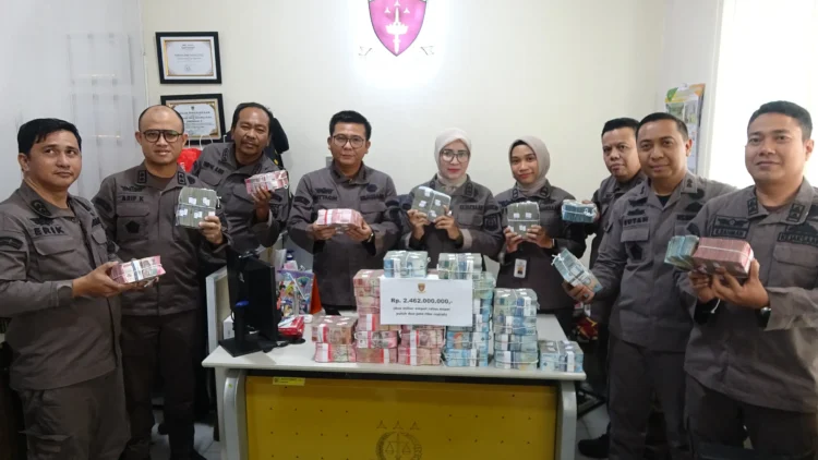 Doc/Foto:Kejaksaan Tinggi Sumatera Utara Terima Uang Pengembalian Kerugian Keuangan Negara Rp 2,462,000,000.