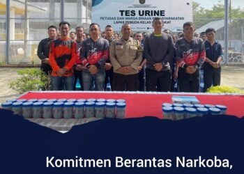 Kasubsi Pembinaan Yoslan Josua Dolok Pasaribu Beserta Pejabat Struktural Dan Warga Binaan Lapas Kelas III Pemuda Langkat Laksanakan Tes Urine.(Doc/Foto:Lapas Pemuda Langkat)