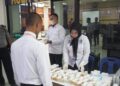 Foto/doc : Pegawai lapas tes urine warga binaan