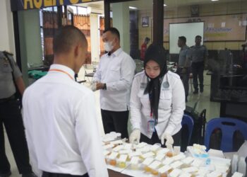 Foto/doc : Pegawai lapas tes urine warga binaan