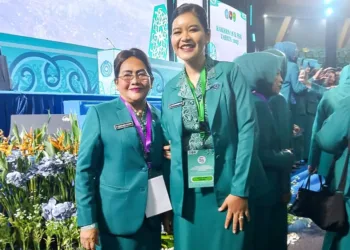 Doc/Foto: Ketua TP PKK Kota Pematangsiantar Ny Liswati Wesly Silalahi Bersama Ny Kahiyang Ayu Diacara Peringatan Hari Kesatuan Gerak (HKG) PKK Ke-53 Dan Rapat Kerja Nasional (Rakernas) Ke-10 PKK Di Samarinda, Kalimantan Timur.