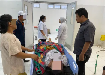 Doc/Foto: Jenazah Siswi SMA Berusia 17 Tahun, Berinisial SPL.Saat Berada Di Puskesmas Limbong Untuk mendapatkan Penanganan Medis Disaksikan 3 Orang Warga Dan 2 Orang Perawat.