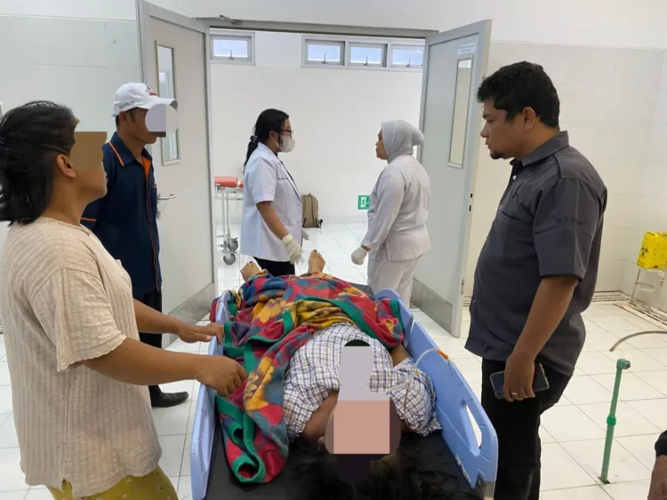 Doc/Foto: Jenazah Siswi SMA Berusia 17 Tahun, Berinisial SPL.Saat Berada Di Puskesmas Limbong Untuk mendapatkan Penanganan Medis Disaksikan 3 Orang Warga Dan 2 Orang Perawat.