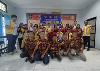Foto:Ditjenpas Mashudi Didampingi Lions Gruop Berserta Anak2 LPKA Mengabdikan Moment Photo Bersama.
