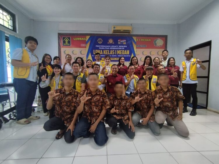 Foto:Ditjenpas Mashudi Didampingi Lions Gruop Berserta Anak2 LPKA Mengabdikan Moment Photo Bersama.