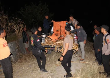 Personil Polres Samosir Dan Warga Sekitar Ikut Membantu Mayat Wanita Yang Ditemukan Diladang ladang MS, Desa Aek Nauli, Kecamatan Pangururan, Kabupaten Samosir, Senin (21/07/2025) Malam.(Doc/Foto : Humas Polres Samosir)
