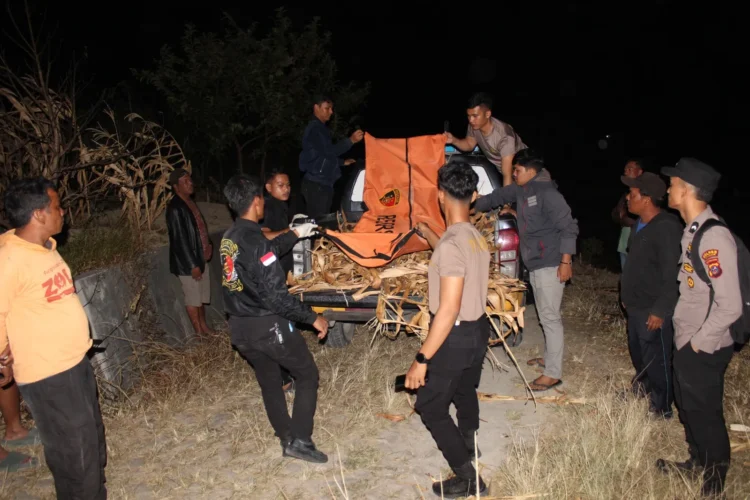 Personil Polres Samosir Dan Warga Sekitar Ikut Membantu Mayat Wanita Yang Ditemukan Diladang ladang MS, Desa Aek Nauli, Kecamatan Pangururan, Kabupaten Samosir, Senin (21/07/2025) Malam.(Doc/Foto : Humas Polres Samosir)
