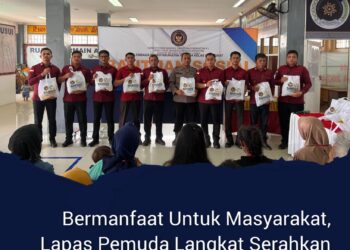 Kaur Tata Usaha Abul Fauzi Tarigan, Kasubsi Kamtib Hotler Krisman Pasaribu, dan Kasubsi AO Juan Carlos, Personil Polri Didampingi Pejabat lainnya Membagikan Sembako Untuk Keluarga Warga Binaan dan Masyarakat.(Doc/Foto:Humaslapada)