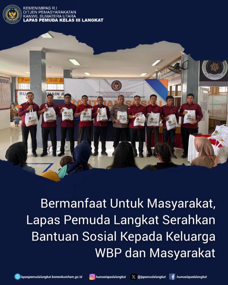 Kaur Tata Usaha Abul Fauzi Tarigan, Kasubsi Kamtib Hotler Krisman Pasaribu, dan Kasubsi AO Juan Carlos, Personil Polri Didampingi Pejabat lainnya Membagikan Sembako Untuk Keluarga Warga Binaan dan Masyarakat.(Doc/Foto:Humaslapada)