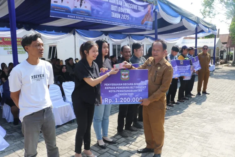 Plt Kepala Dinsos P3A Kota Pematangsiantar Drs Risbon Sinaga Berikan Langsung Secara Simbolis BLT Kepada Warga Yang Menerima.(Doc/Foto: Pemko Pematangsiantar)