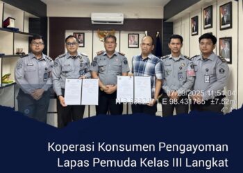 Kalapas Pemuda Langkat Didampingi Pejabat Struktural Dan Perwakilan PT Araya Smartfield Memperlihatkan Hasil Penandatangan Kerjasama Pengelolahan Wartelsuspas.(Doc/ Foto : Humas Lapada)