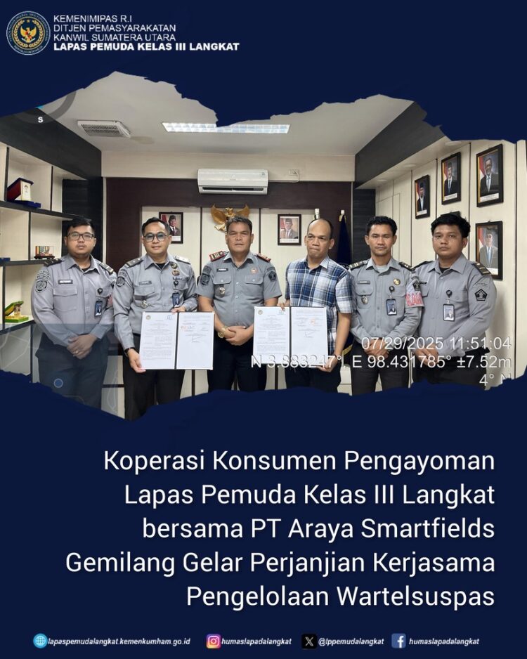 Kalapas Pemuda Langkat Didampingi Pejabat Struktural Dan Perwakilan PT Araya Smartfield Memperlihatkan Hasil Penandatangan Kerjasama Pengelolahan Wartelsuspas.(Doc/ Foto : Humas Lapada)