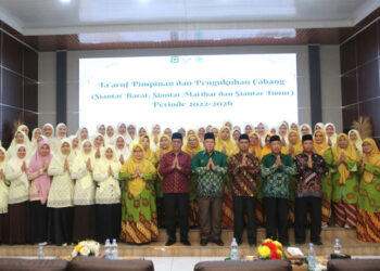 Asisten Perekonomian Dan Pembangunan Zainal Siahaan, Didampingi Pimpinan Cabang Nasyiatul Aissiyah Beserta Pengurus Lainya.(Doc/Foto: Pemko Pematangsiantar)