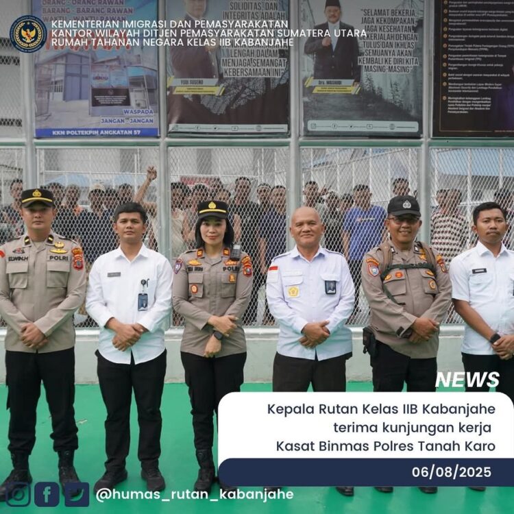 Karutan Kelas IIB Kabanjahe dan Kasat Binmas Polres Tanah Karo Didampingi Dua Pejabat Rutan Dan Dua Personil Polrea Tanah Karo Lakukan Sesi Photo Bersama.(Doc/Foto : Humas Rutan Kabanjahe)