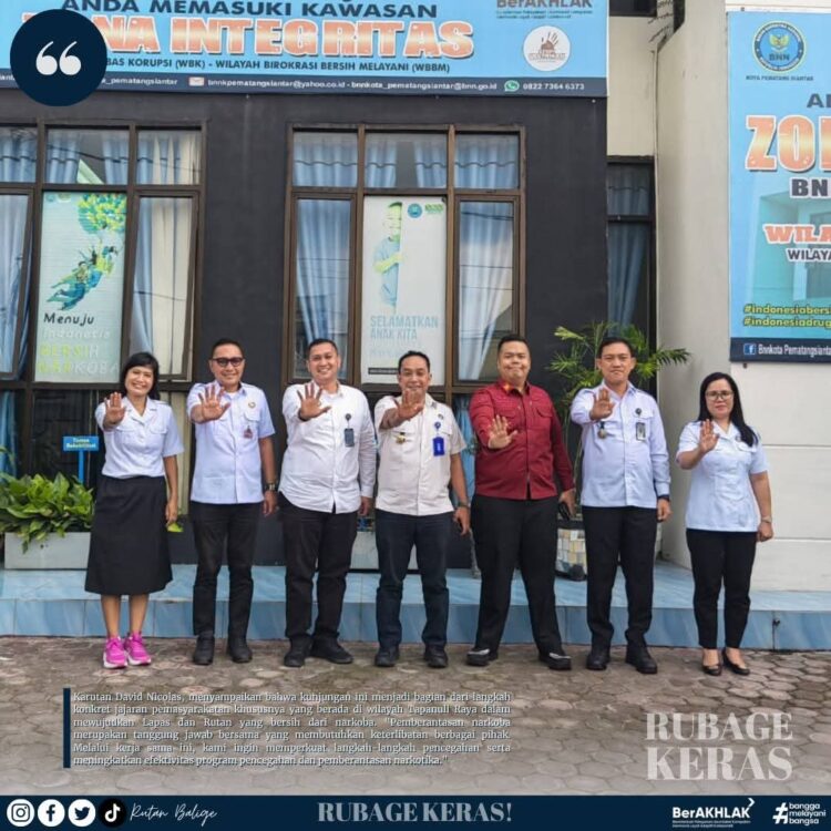 Karutan Balige dan Jajaran Tapara dan Kepala BNN Siantar Melakukan Sesi Photo Bersama Didepan Halaman Gedung BNN Siantar.(Doc/Foto : Rutan Kelas IIB Balige)