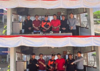 Kplp Lapas Kelas IIA Binjai Pariaman Saragih (Tengah) Didampingi Pejabat Struktural Memperlihatkan Hasil Razia Kamar Hunian Warga Binaan.(Doc/Foto : Humas Lapas Binjai)