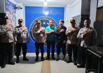 KPLP Rudy P.Purba Didampingi Satu Orang Petugas Jaga Lapas Beserta Kompol Leo Sembiring Dan 4 Orang Personil Dari Pihak Kepolisian, Melakukan Photo Bersama.(Doc/Foto : Lapas Kelas IIB Tebing Tinggj)