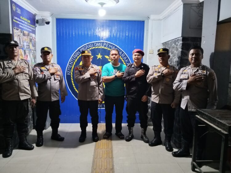 KPLP Rudy P.Purba Didampingi Satu Orang Petugas Jaga Lapas Beserta Kompol Leo Sembiring Dan 4 Orang Personil Dari Pihak Kepolisian, Melakukan Photo Bersama.(Doc/Foto : Lapas Kelas IIB Tebing Tinggj)