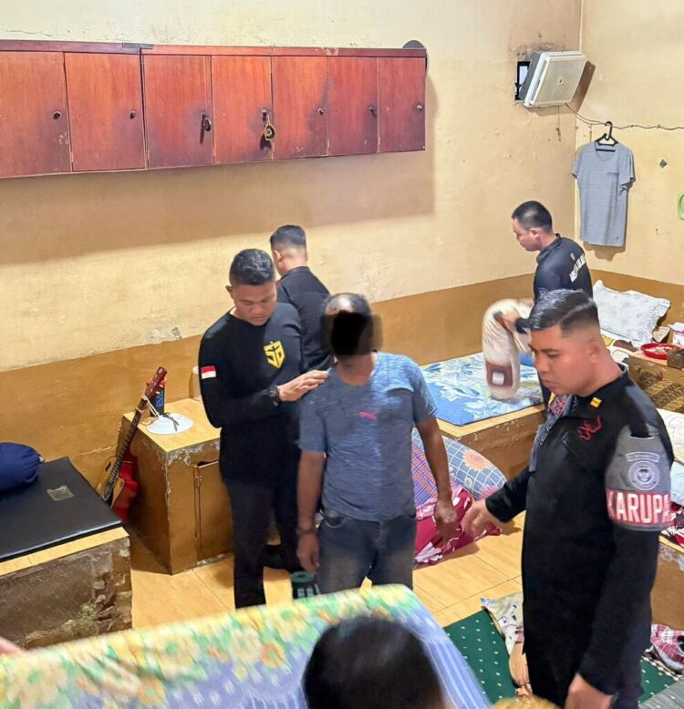 Lima Pegawai Rutan Kelas I Medan Melakukan Pemeriksaan/Razia Kekamar Wbp Secara Humanis.(Doc/Foto : Rutan I Medan)