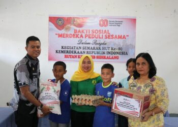 Karutan Rutan Kelas IIB Sidikalang Yusrifa Arif Bersama Ibu Ny.Lya Yusrifa Arif Memberikan Secara Langsung Bantuan Kepada Anak -Anak Panti Asuhan Perpulengen.(Doc/Foto: Rutan Kelas IIB Sidikalang)