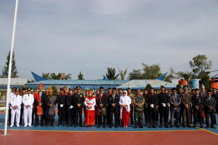 Karutan Kelas IIB Sidikalang Didamping ibu Berserta Forkopimda Dairi Melakukan Sesi Foto Bersama Di Halaman Rutan Sidikalang.(Doc/Foto : Humas Rutan Sidikalang)