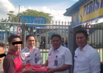 Kalapas Tebing Tinggi Dede Mulyadi Didampingi Kasi Binadik Dan Giatja Febi S.Lesmana Bagikan Secara Langsung Paket Alat Mandi Kepada Warga Binaan.(Doc/Foto : Lapas Tebing Tinggi)