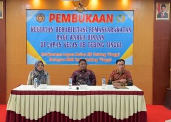 Kalapas Tebing Tinggi Dede Mulyadi (Tengah), Kamtib Freddy R.Siregar (Kanan), dan Mahsuriani Saragih (Kiri), Didalam Aula Sasana Tama Lapas.(Doc/Foto: Humas Lapas Tebing Tinggi)