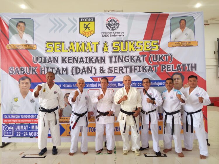 Dewan Guru Tako Indonesia Melakukan Foto Bersama Diacara Kenaikan Tingkat (UKT) Sabuk Hitam Dan Sertifikasi Pelatih.(Doc/Foto : Jamil SBKN)