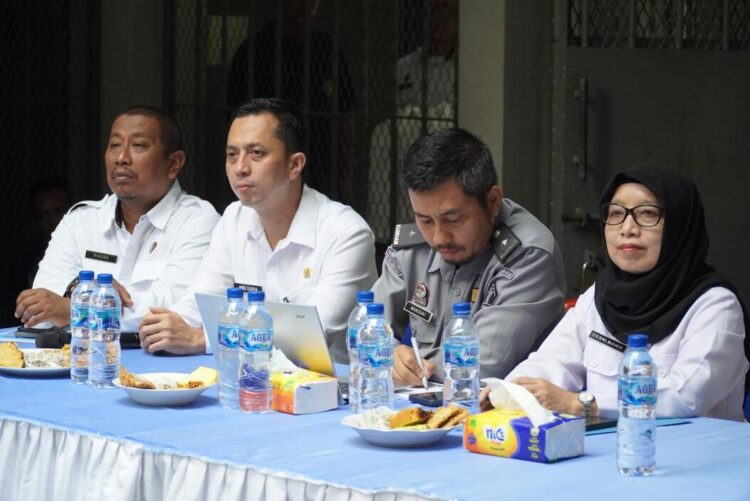 Karutan Kelas I Medan Andi Surya (No 2 Dari Kanan), Kabid Rindra Wardhana (No 1 Dari Kanan), Kanwil Kementrian Hukum Marzuki ( No 3 Dari Kanan ) Dan Kabib Instrumen Pemenuhan Ham Desni Manik).(Doc/Foto : Rutan Medan)