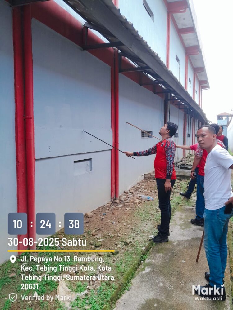 KPLP Lapas Tebing Tinggi Rudi B.Purba Bersam Pegawai Staf Lainnya Melakukan Kontrol Area Brandgang.(Doc/Foto : Humas Lapas Tebing Tinggi)