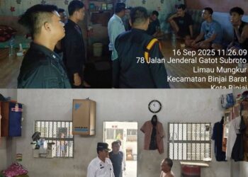 Kepala Kesatuan Pengamanan Lapas (Ka. KPLP) Pariaman Saragih, Didampingi Beberapa Pejabat Struktural Melakukan Kunjungan Ke Kamar Wbp Dan Berbincang Kepada Warga Binaan.(Humas Lapas Binjai)