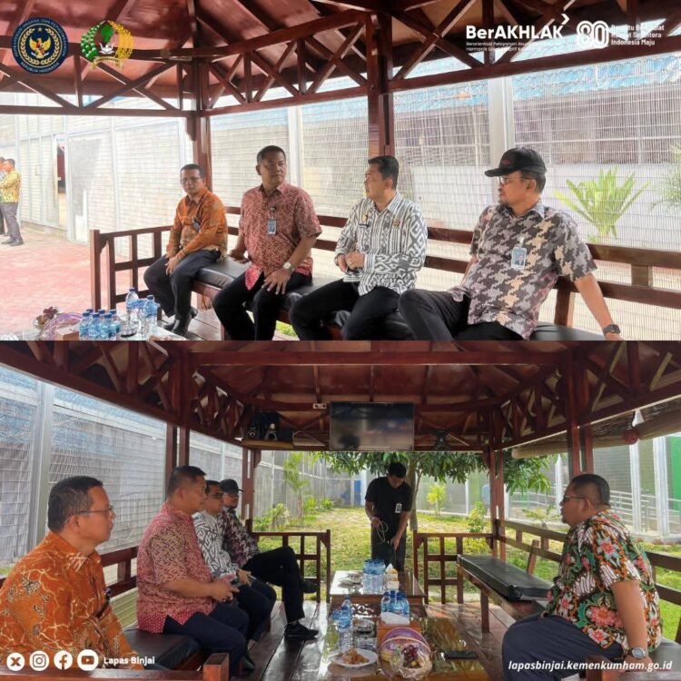 PK Ahli Utama Dirjenpas Ajub Suratman Bersama Kalapas Binjak Wawan Irawan Didampingi Pejabat Struktural Melakukan Bincang Santai Di Pandopo Lapas Binjai.(Doc/Foto : Humas Lapas Binjai)