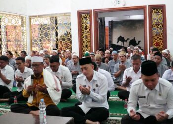 Karutan I Medan Andi Surya Didampingi Pejabat Lainnya Beserta Warga Binaan Lakukan Doa Bersama Di Mesjid At - Taubah Rutan.(Doc/ Foto : Humas Rutan Medan)