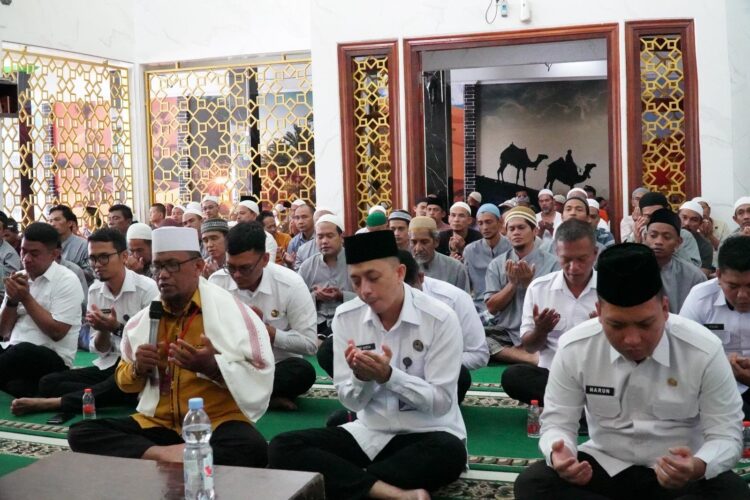 Karutan I Medan Andi Surya Didampingi Pejabat Lainnya Beserta Warga Binaan Lakukan Doa Bersama Di Mesjid At - Taubah Rutan.(Doc/ Foto : Humas Rutan Medan)