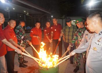 Kalapas Narkotika Langkat Antonio Barus Didampingi Pejabat Staf Beserta Polsek Hinai Dan Koramil 09 Hinai. Memabakar Hasil Razia Yang Dilakukan Di Kamar Wbp.(Doc/Foto : Humas Lapas Kelas IIA Narkotika Langkat)